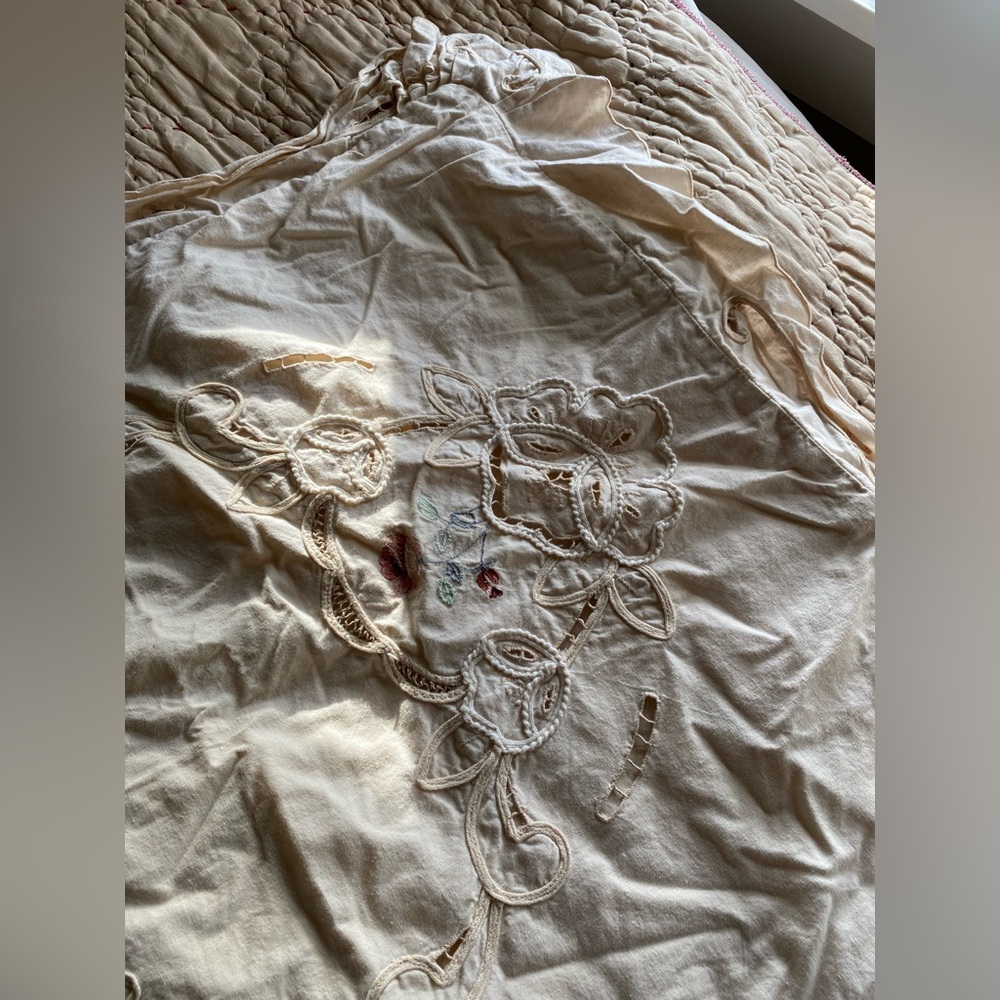Set of 2 VTG Embroidered Pillowcases - Picture 4 of 9